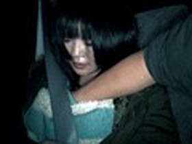 帰りのロケバスでぐったり疲れたモデルにイタヅラしてるところを隠し撮り　サンプル画像06